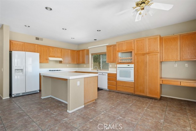 24329 Corte Aldalano, Murrieta CA: https://media.crmls.org/medias/38ae7e65-c544-4c55-87a7-303d6da5b0cc.jpg