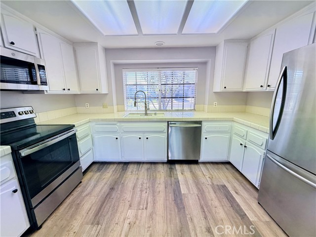 Detail Gallery Image 4 of 40 For 30340 Channel Way Dr, Canyon Lake,  CA 92587 - 3 Beds | 2/1 Baths