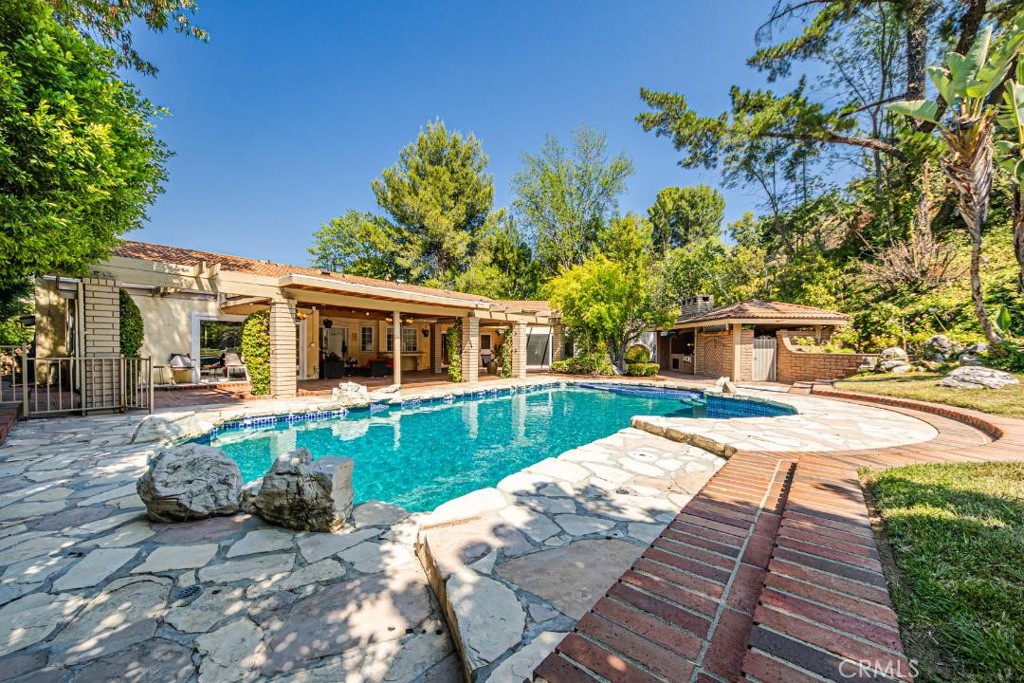 18022 Lake Encino Drive