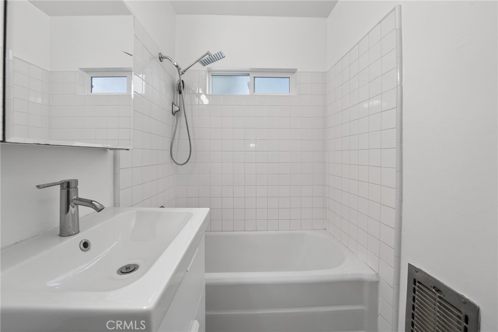 https://media.crmls.org/medias/38b0ac20-b9e4-4e8f-b60d-0ec6fd012885.jpg?preset=X-Large