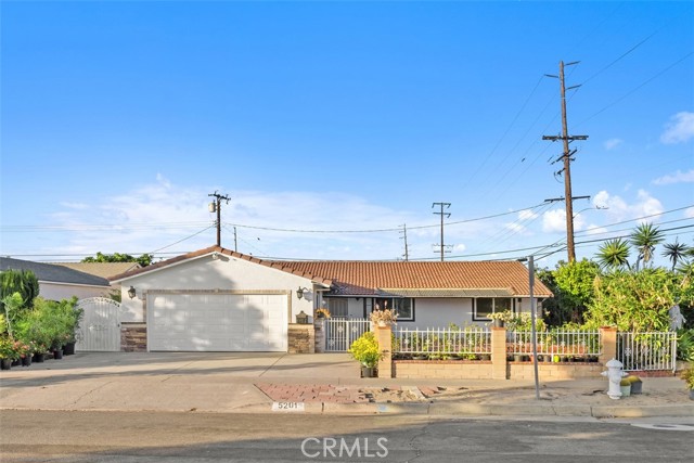 Detail Gallery Image 4 of 31 For 5201 W Henderson Pl, Santa Ana,  CA 92704 - 3 Beds | 2 Baths