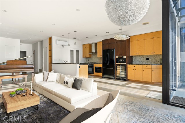 Detail Gallery Image 3 of 22 For 3009 Ocean Front Walk, Venice,  CA 90291 - 3 Beds | 2 Baths