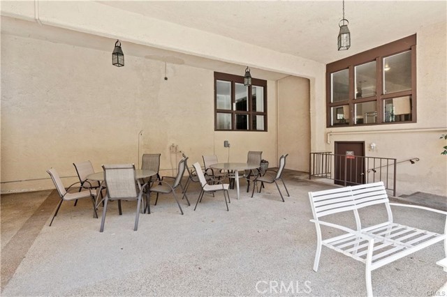 Detail Gallery Image 9 of 14 For 5412 Lindley Ave #108,  Encino,  CA 91316 - 3 Beds | 2 Baths