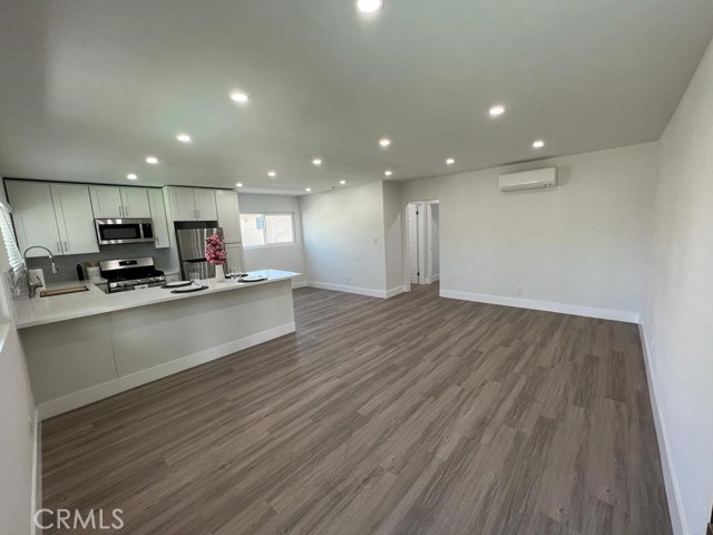 11347 Emelita Street photo 3