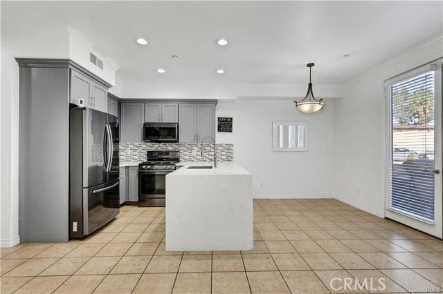 Detail Gallery Image 3 of 6 For 750 S Azusa Ave #B,  Azusa,  CA 91702 - 3 Beds | 2/1 Baths