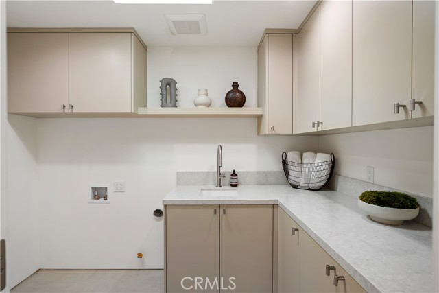 10840 Queensland, Los Angeles CA: https://media.crmls.org/medias/38c078ba-37ac-4f9f-a202-aaa8dc3f2f02.jpg