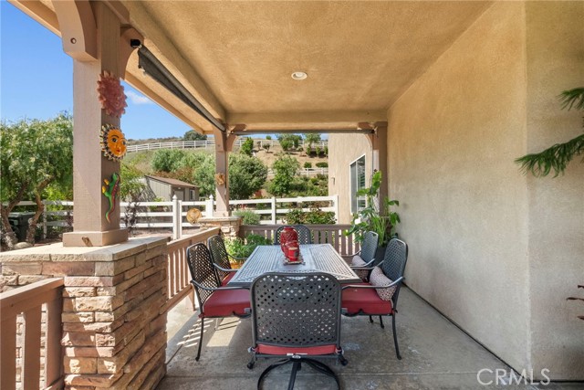 30444 Hidden Valley Court, Castaic CA: https://media.crmls.org/medias/38c10f19-d6e1-41a0-8163-422cf02cb62d.jpg