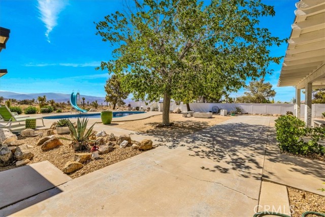 9124 Joshua Lane, Yucca Valley CA: https://media.crmls.org/medias/38cb1c14-5ada-4aa5-88dd-a4ab341376b1.jpg