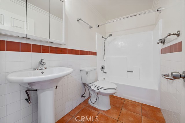 Detail Gallery Image 6 of 7 For 6042 Barton, Los Angeles,  CA 90038 - 2 Beds | 2 Baths