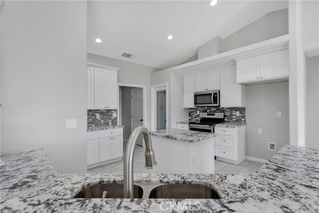 Detail Gallery Image 15 of 33 For 8569 Oakwood Ave, Hesperia,  CA 92345 - 4 Beds | 2/1 Baths