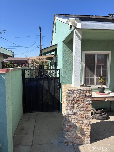 Detail Gallery Image 5 of 24 For 114 S Encina, Rialto,  CA 92376 - 4 Beds | 1 Baths