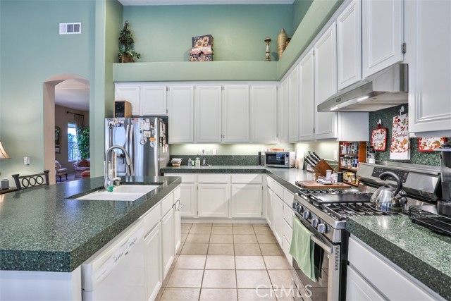 Detail Gallery Image 15 of 52 For 930 Mccall, Corona,  CA 92881 - 4 Beds | 2 Baths