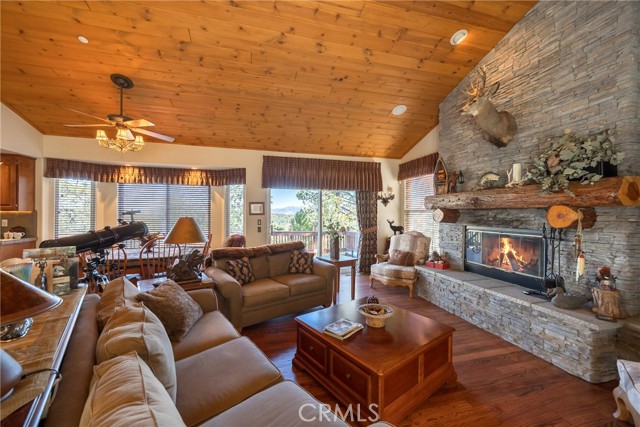 Detail Gallery Image 13 of 52 For 26329 Spyglass, Lake Arrowhead,  CA 92352 - 5 Beds | 3/1 Baths