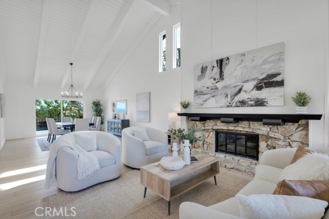 Detail Gallery Image 9 of 30 For 5952 Woodland View Dr, Woodland Hills,  CA 91367 - 5 Beds | 4 Baths