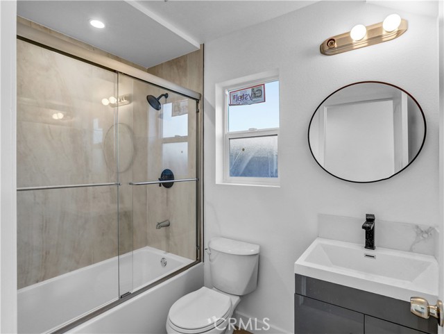 Detail Gallery Image 8 of 27 For 1231 1/2 S Rowan Ave #1/2,  Los Angeles,  CA 90023 - 4 Beds | 4 Baths