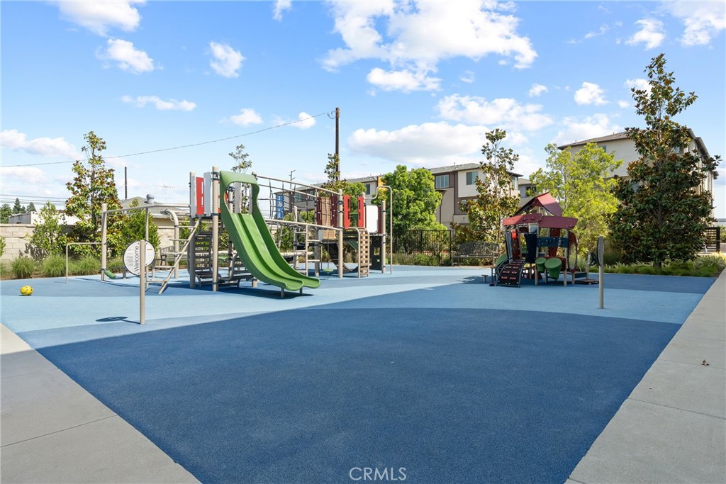 https://media.crmls.org/medias/38dad756-b565-4e94-a78d-6f42588a5d09.jpg?preset=X-Large