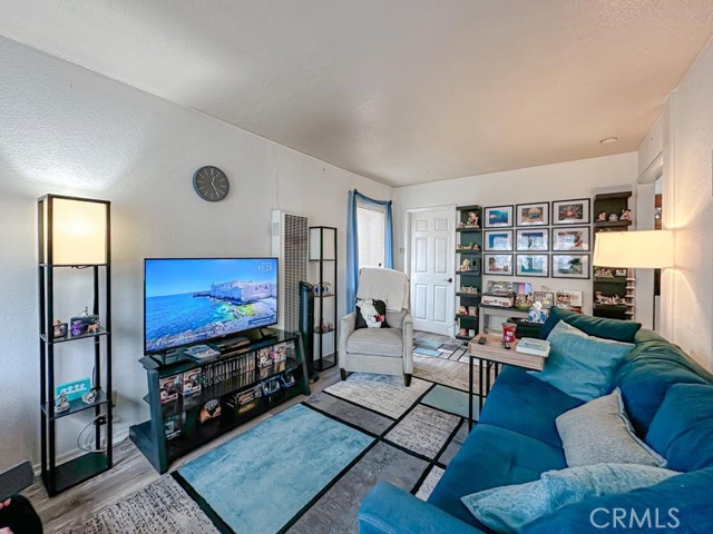 3915 E 11th Street, Long Beach CA: https://media.crmls.org/medias/38db5e1d-3530-4f1c-a46c-e0fccb8769e4.jpg