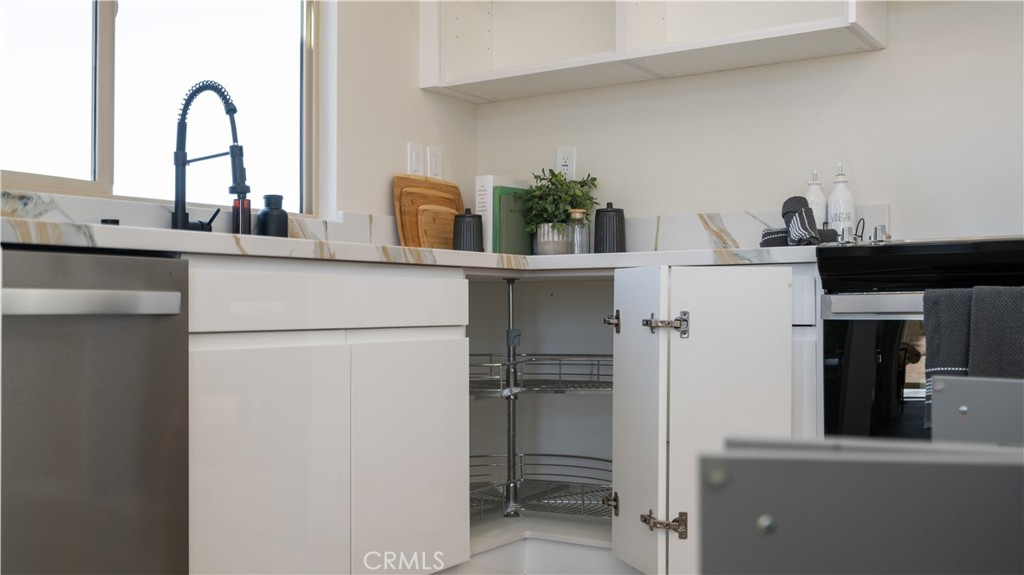 https://media.crmls.org/medias/38dce9e9-8782-4d0c-bd5c-ae72ef84d19a.jpg?preset=X-Large