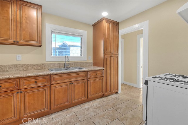 656 E Columbia, Pomona CA: https://media.crmls.org/medias/38e2b814-989f-4a5e-bbb5-f3cbe60962c3.jpg