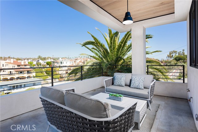 Detail Gallery Image 8 of 22 For 356 Dahlia Place, Corona Del Mar,  CA 92625 - 3 Beds | 3/2 Baths