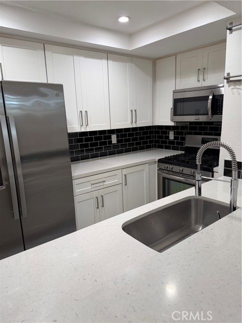 Detail Gallery Image 8 of 39 For 6275 Canoga, Woodland Hills,  CA 91367 - 2 Beds | 1 Baths