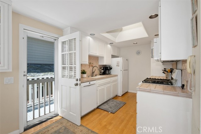 9 N Encino, Laguna Beach CA: https://media.crmls.org/medias/38e4da32-80bc-4e4e-8a1b-e9c15811dc9e.jpg