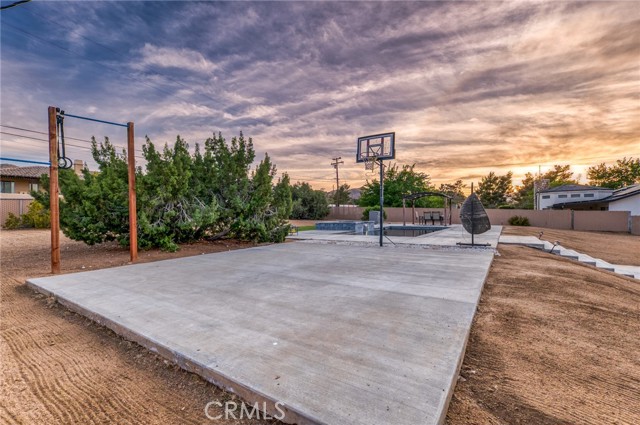 Detail Gallery Image 8 of 59 For 57731 San Tropeze, Yucca Valley,  CA 92284 - 5 Beds | 3 Baths