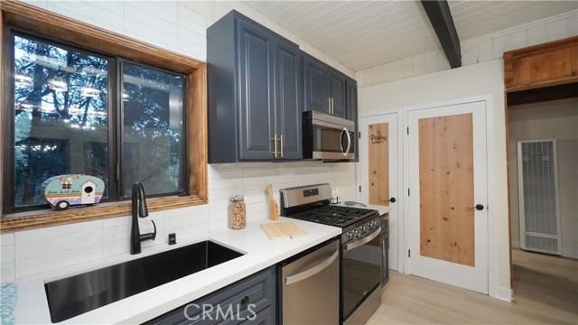 Detail Gallery Image 13 of 44 For 410 Iris Dr, Twin Peaks,  CA 92391 - 3 Beds | 2 Baths