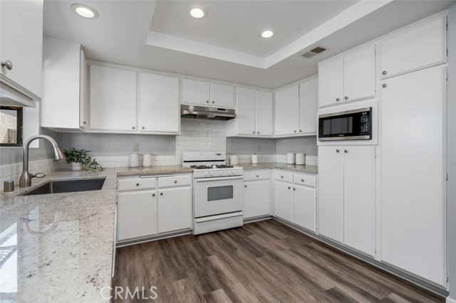 106 S Sierra Madre Boulevard, Pasadena CA: https://media.crmls.org/medias/38e816de-d3f9-45ac-86dc-63ef482ca7a1.jpg
