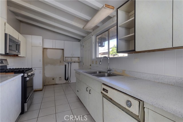 Detail Gallery Image 11 of 24 For 9682 Hillview, Anaheim,  CA 92804 - 4 Beds | 2 Baths