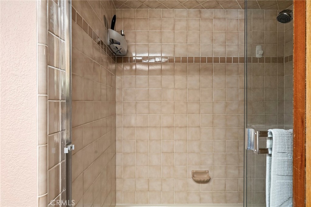 https://media.crmls.org/medias/38eab40b-06b6-46fd-9f0c-08c5a2398685.jpg?preset=X-Large