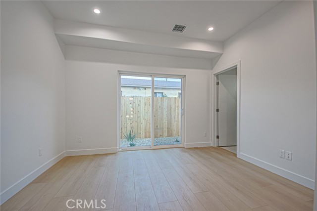 2402 S Cochran Avenue, Los Angeles CA: https://media.crmls.org/medias/38eb46e8-e828-485f-b484-d89c9f4b0dfc.jpg