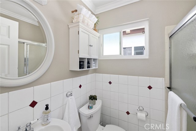 Shared Hallway Bathroom: FULL