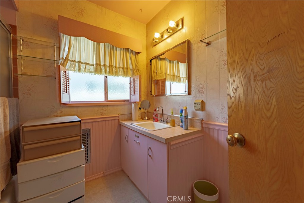 https://media.crmls.org/medias/38ecf2c8-8da7-4116-96cc-4a213c5d43cc.jpg?preset=X-Large