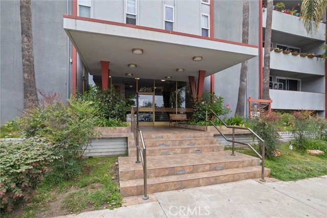 4915 Tyrone Avenue, Sherman Oaks CA: https://media.crmls.org/medias/38efe1ad-fe5b-4fce-814f-95d5f7ccfb34.jpg