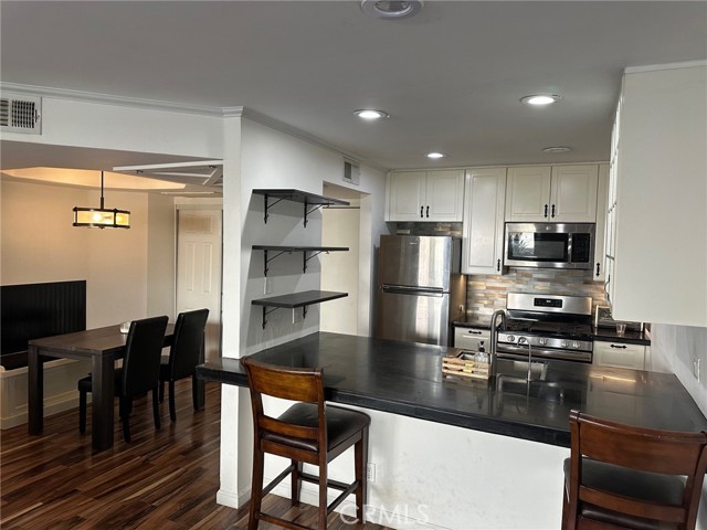 Detail Gallery Image 6 of 16 For 20253 Keswick St #105,  Winnetka,  CA 91306 - 1 Beds | 1 Baths