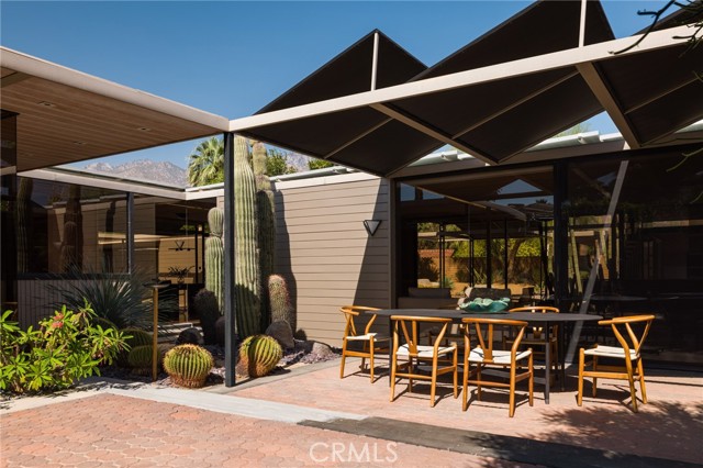 1950 E Desert Palms Drive, Palm Springs CA: https://media.crmls.org/medias/38f84bc0-7991-447b-b87e-1a37e75a3184.jpg