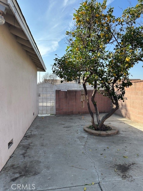 https://media.crmls.org/medias/38f939f6-8c6e-4258-8ee8-859ce35a2682.jpg?preset=X-Large