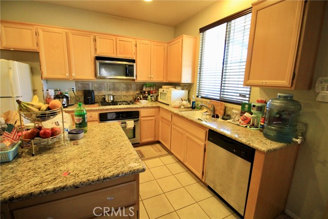 Detail Gallery Image 11 of 49 For 1227 Ayris Ave, Palmdale,  CA 93550 - 5 Beds | 2/1 Baths