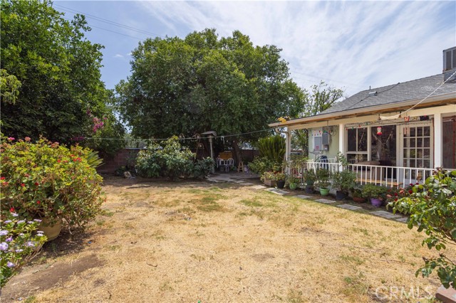 6402 Graves Avenue, Van Nuys CA: https://media.crmls.org/medias/38fc8469-c638-44bb-ba33-0a9efff63341.jpg