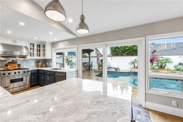 Detail Gallery Image 13 of 61 For 5522 Mossvale Cir, Huntington Beach,  CA 92649 - 4 Beds | 3 Baths