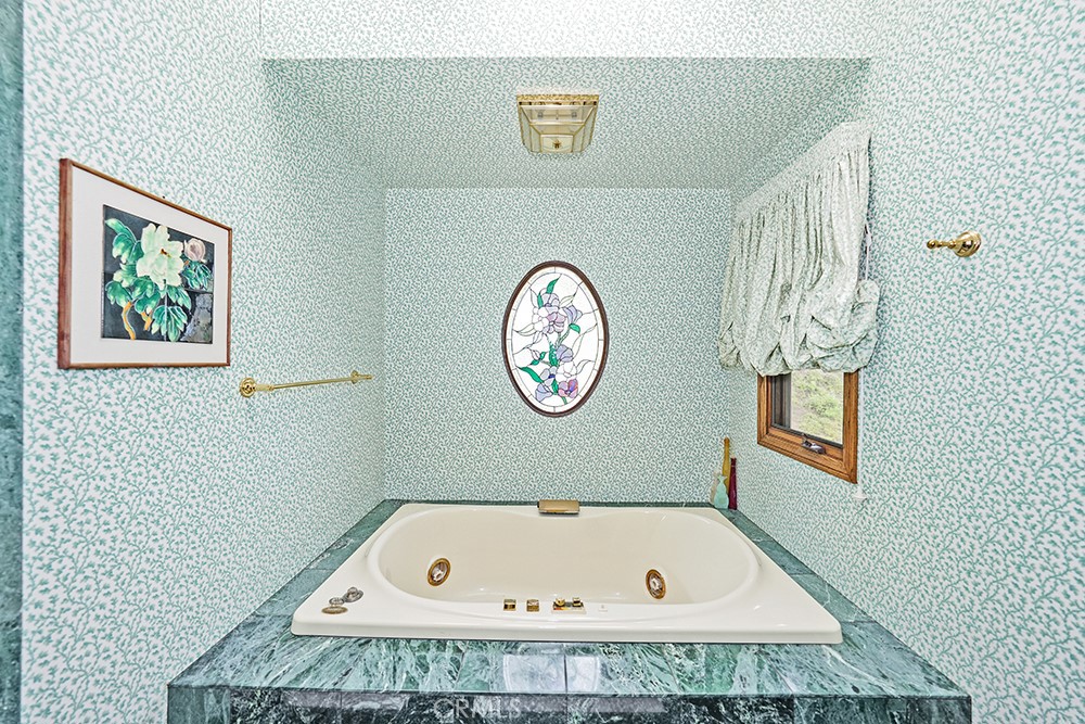 https://media.crmls.org/medias/38fe038f-3c50-4b9e-a735-f02d140472a3.jpg?preset=X-Large