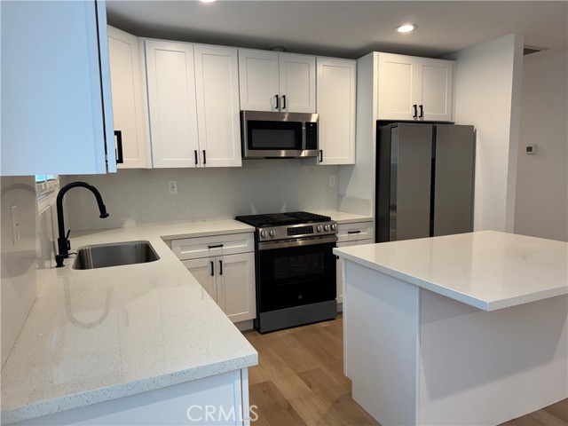 Detail Gallery Image 5 of 9 For 1215 N Vista, West Hollywood,  CA 90046 - 2 Beds | 1/1 Baths