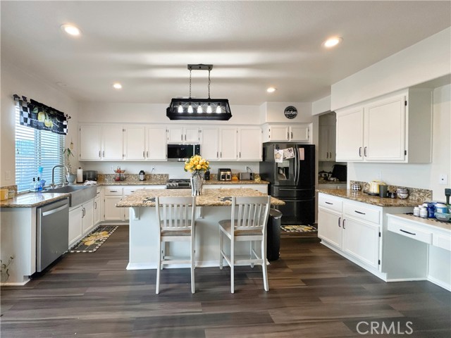 Detail Gallery Image 8 of 54 For 12476 Domingo, Victorville,  CA 92392 - 5 Beds | 4/1 Baths