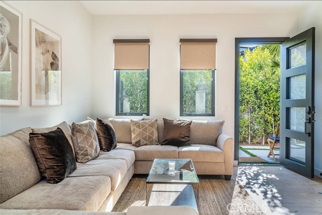 Detail Gallery Image 2 of 25 For 12134 Clarkson Rd, Los Angeles,  CA 90064 - 2 Beds | 3/1 Baths