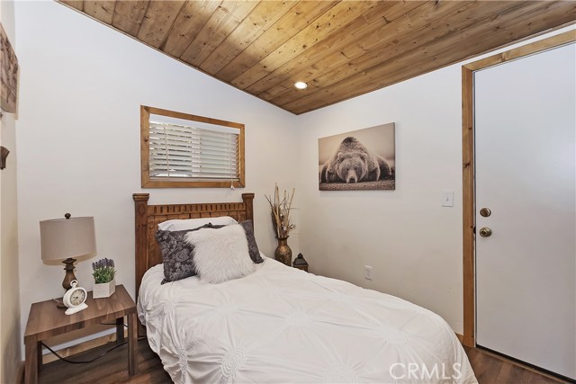 Detail Gallery Image 28 of 49 For 39234 N Shore Dr, Fawnskin,  CA 92333 - 2 Beds | 1/1 Baths