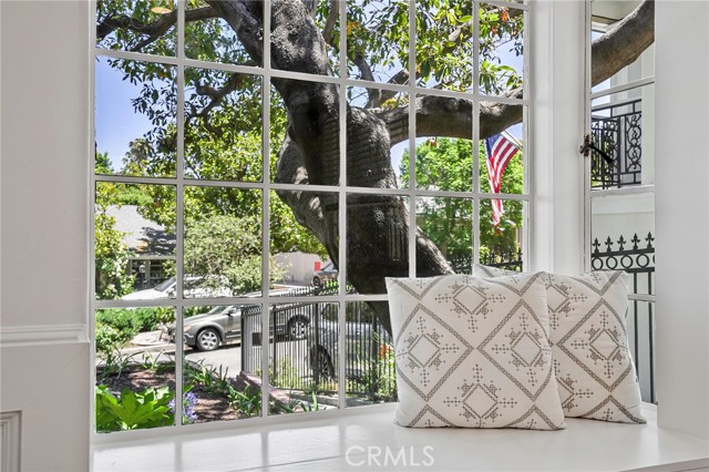 3975 Van Noord Avenue, Studio City CA: https://media.crmls.org/medias/3907dc12-17ac-401e-940a-c3c050163f8e.jpg