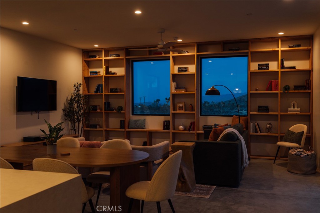 https://media.crmls.org/medias/390b8f8b-1303-408b-8e79-e4edb6a8aec0.jpg?preset=X-Large