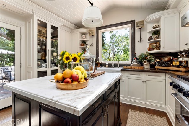 302 W Carter Avenue, Sierra Madre CA: https://media.crmls.org/medias/390c30c1-c9d0-4d4b-bf72-5b360cdec85e.jpg
