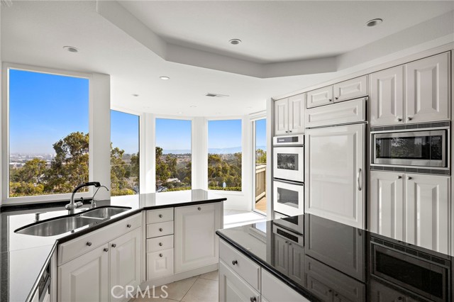 31 Saint Tropez, Newport Beach CA: https://media.crmls.org/medias/390cbad3-00c8-4f77-b3e3-62a2f819423c.jpg
